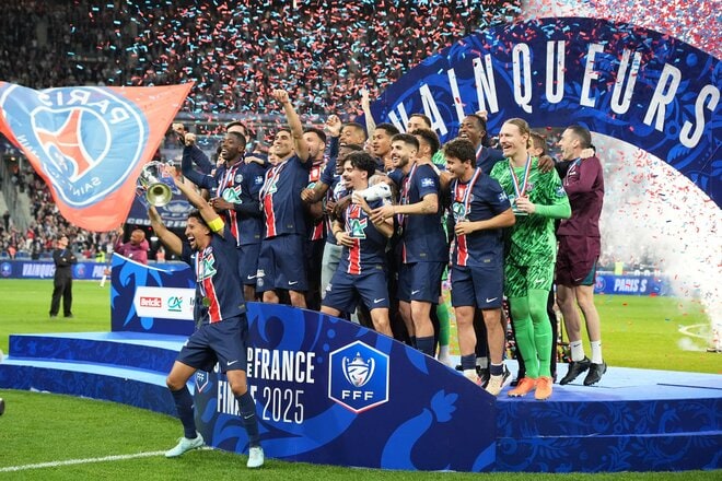 運命の大一番！サッカー日本代表・伊東純也、中村敬斗、関根大輝が語った｢世界一のクラブ｣と｢降格プレーオフ｣(2)敬斗＆純也メダル記念ショットと先制点｢カードをもらってもいい｣プレー【激闘後21連写】の画像010