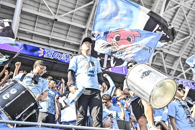 【サポーターアルバム】敵地で勝利を掴んだ川崎フロンターレのサポーター写真75枚！ 圧巻の応援で勝ち越し導く「サンフレッチェ広島ー川崎フロンターレ」の画像025