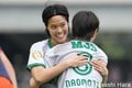 ベレーザ歓喜の瞬間にレジェンド2人も駆けつけた！｢サッカーの神様っているんですね｣今季限りで引退のDF岩清水梓が息子と掲げた優勝トロフィー【RB大宮アルディージャWOMEN vs日テレ・東京ヴェルディベレーザ】激闘PHOTOギャラリーの画像002