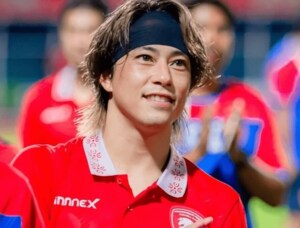 ｢ガクくんそっくり！｣『仮面ライダー鎧武/ガイム』佐野岳の双子イケメン弟・プロサッカー選手の佐野渓、美人妻とキスも…アツアツなウェディングフォト公開！の画像