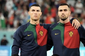 「このユニフォームはいつ買えるんだ⁉」ポルトガル代表FWクリスティアーノ・ロナウドがサウジアラビアのアル・ナスル移籍で「黄色と青のユニフォーム」公開！ クラブの発表に55万いいねの世界的な大反響の画像