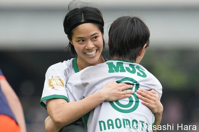 ベレーザ歓喜の瞬間にレジェンド2人も駆けつけた！｢サッカーの神様っているんですね｣今季限りで引退のDF岩清水梓が息子と掲げた優勝トロフィー【RB大宮アルディージャWOMEN vs日テレ・東京ヴェルディベレーザ】激闘PHOTOギャラリーの画像002