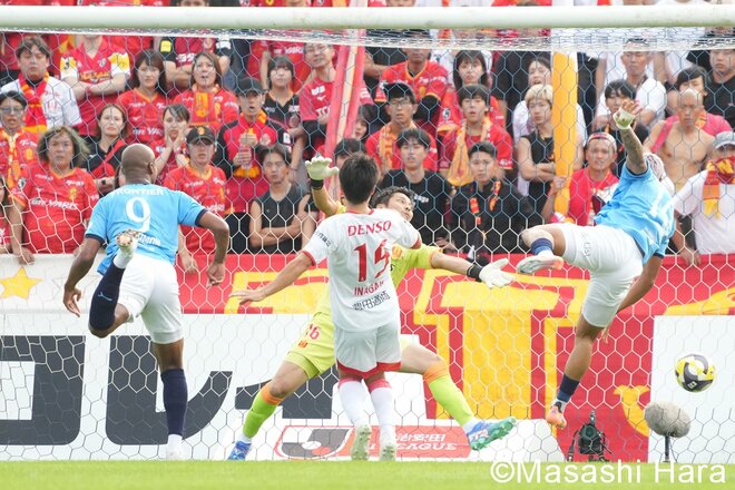 後半ATに生まれた執念の豪快同点弾！ 殊勲の横浜FC伊藤槙人は｢本当、悔しい結果に終わってしまった｣J1残留へ向けてつかみ取った｢勝点1｣の意味【横浜FC vs名古屋グランパス】激闘PHOTOギャラリーの画像003