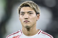 ｢くそかっこいい｣堂安律がモデルを務めたフランクフルト新ユニフォーム発表！｢清潔感！｣長谷部誠から背番号を継承した日本代表10番に大絶賛