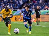 ｢このミドルはエグい！｣南半球でも主将を務める36歳元日本代表SBが“雷のような”豪快ハーフボレー弾！｢北中米やっぱ菅原の代わりやれたろ｣