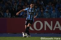 ｢絶妙なパス出すなぁ〜｣J1川崎の40歳元MVP家長昭博の“技”が詰まった極上スピンスルーパスに脱帽！ ｢簡単そうに出すけど凄いわ｣｢にしても家長、違いを生むパス｣