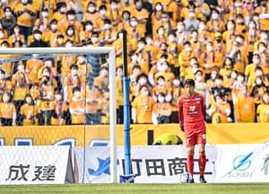 「販売したら、絶対に売れる」アディダスがJ2ベガルタ仙台GKに、特製の「黄金サンダル」プレゼント！ 「粋な計らい」とアディダスに称賛の声！の画像