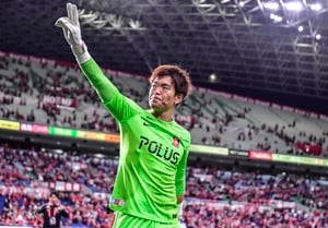 「ガチのマサイ族訪問？」J1浦和GK西川周作がタンザニア訪問＆マサイの戦士とジャンプ対決！「アフリカ行ってるんかい笑」「マサイより飛んでる!?」など話題にの画像