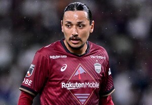 「なんかもう砂漠の王様みたいになっとるやんけ」UAEでのイニエスタ＆玲央の“肩組みショット” が話題！「馴染むのはやすぎやろ」の声の画像