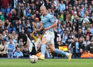 ｢北欧の重戦車｣!! マンチェスター・シティの怪物FWアーリング・ハーランドが191cm長身DFを｢フィジカルで吹っ飛ばす｣! ｢1万5000超いいね｣がついたノルウェー代表FWの｢衝撃のゴール｣の画像