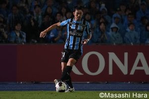 ｢絶妙なパス出すなぁ〜｣J1川崎の40歳元MVP家長昭博の“技”が詰まった極上スピンスルーパスに脱帽！ ｢簡単そうに出すけど凄いわ｣｢にしても家長、違いを生むパス｣の画像