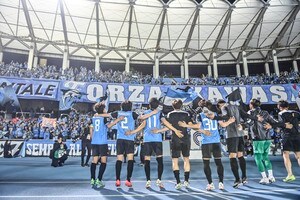 「体張りすぎでしょ」川崎が販売するパンツの“ひと肌脱いだ”モデル写真にファンざわつく！「配役が絶妙です」「何度見ても写真の圧が強すぎるw」と反響続々の画像