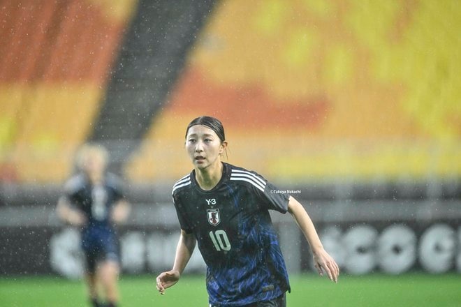 【塩越柚歩アルバム】E-1選手権最終戦で途中出場した「塩越柚歩の写真43枚」！ 雨に濡れながらも見せた華麗なプレー写真「なでしこジャパンー中国代表」の画像020