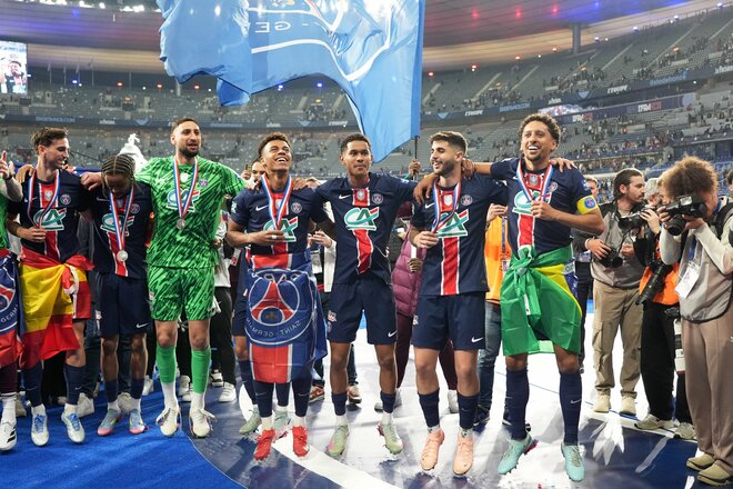 運命の大一番！サッカー日本代表・伊東純也、中村敬斗、関根大輝が語った｢世界一のクラブ｣と｢降格プレーオフ｣(2)敬斗＆純也メダル記念ショットと先制点｢カードをもらってもいい｣プレー【激闘後21連写】の画像014