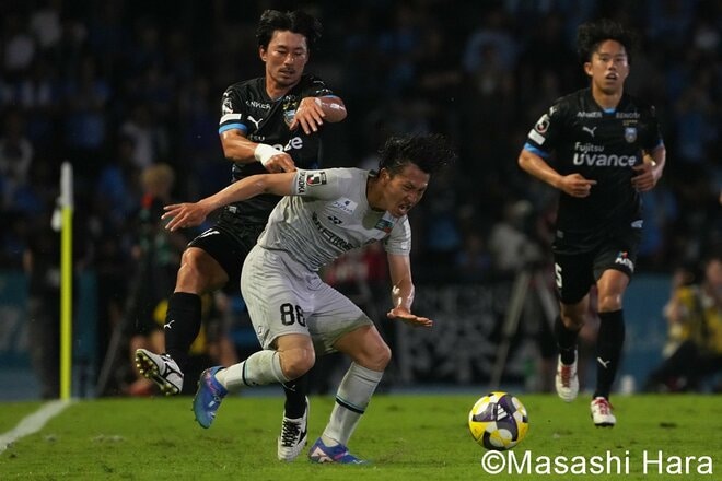 天皇杯の疲れが目立つ福岡に開始4分で先制も…｢期待の助っ人｣が思わぬ形で退場、前半ATの｢いらない2枚目のイエロー｣で2人減った川崎が等々力で2000年以来の白星献上【川崎フロンターレvsアビスパ福岡】激闘PHOTOギャラリーの画像008