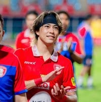 “双子の兄が人気俳優”プロサッカー選手、前十字靭帯断裂からスピード復帰目前も延期に！神秘的ブルーヘア姿で想い綴る｢サッカーの神様がいるとしたら、ぶん殴ってやりたい｣