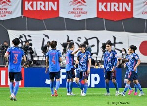 “稲妻ドリブラー・伊東純也”に“守田中”から長友佑都まで総勢10名がパラグアイ戦後のピッチを疾走！「豪華すぎるサッカー日本代表“居残りラン”メンバー」の画像