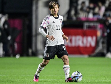 頼もしいお兄さん感」久保建英が見せたFC東京の後輩たちとの触れ合いに