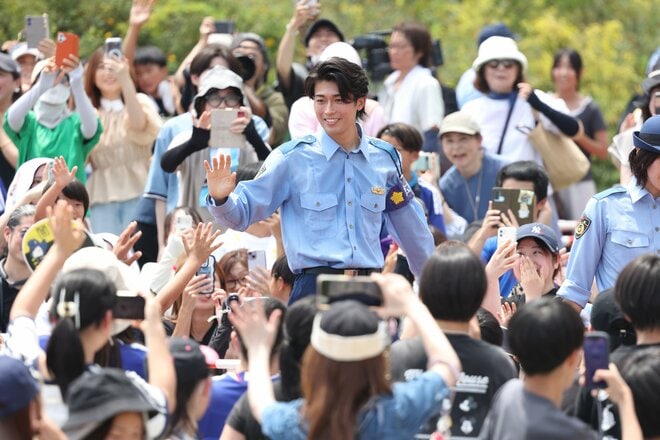 【画像23枚】中村敬斗の警官姿に｢カッコいい｣大歓声！千葉県警｢闇バイト防止｣イベント密着(2)革靴で神技リフティング！悩める中学生へ世界基準のアドバイスもの画像021