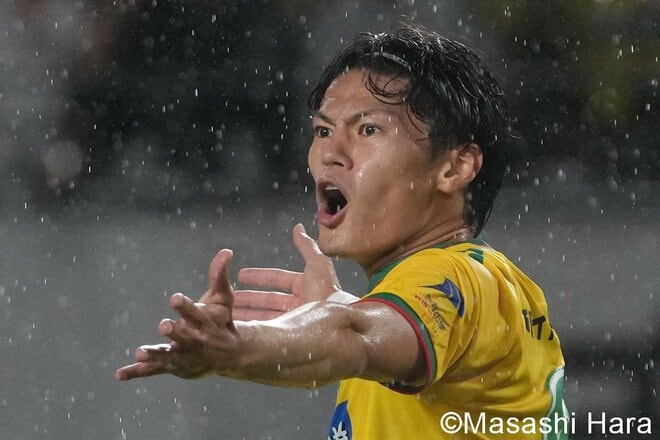 千葉が17年ぶりの歓喜！ 先制ゴールの矢村が満面の笑み＆追加点の津久井が誇らしげな表情！ 守護神も勝利のハグ！次節の“直接対決”で最下位脱出を狙う！【ジェフユナイテッド千葉vsガンバ大阪】激闘PHOTOギャラリーの画像003