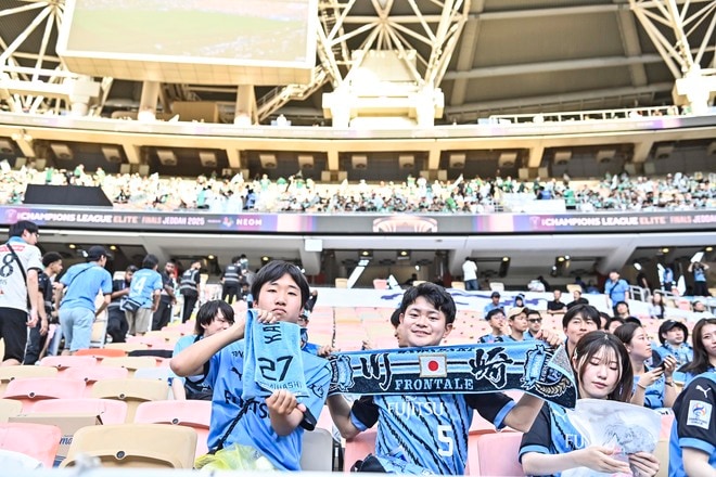 【サポーターアルバム】アジア青覇を果たすべく700人の川崎サポーターがACLE決勝に駆け付けた！ 現地で声援を送ったサポーター写真72枚「アル・アハリー川崎フロンターレ(2)」の画像020