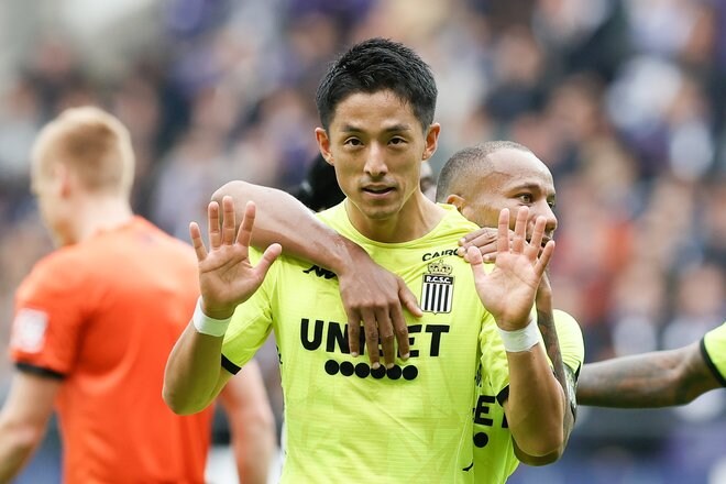 シャルルワ・森岡亮太が「左足のコントロールショット」で今季3点目決めた! 両手で呼び込んで、古巣・アンデルレヒトのゴールネットに決勝弾突き刺す!の画像