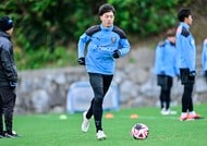 「エンブレムに星が付いててカッコいい」J2甲府のフルラッピングバス完成にファン歓喜!「落ち着いた色に金文字でかっこいい」「色合いがシックで良い」などの声の画像