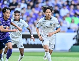 「やっと年イチの男を卒業できた」川崎・佐々木旭が広島戦での劇的勝ち越し弾に笑顔！ 自身初の年間複数ゴールを決めるも、「めちゃくちゃ嬉しいですけど代表を目指しているので…」と見据えたものの画像