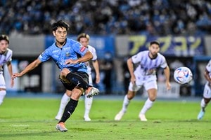 「PK蹴らせてください」→「何でやねん」川崎フロンターレの家長昭博vs知念慶「仁義あるPK争奪バトル」勃発！懇願の知念が「（家族の前で無得点）ジンクスを打ち破れました」の画像