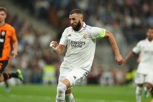 サポーターは「世界一の称号」を期待! レアル・マドリードFWカリム・ベンゼマの「バロンドール受賞」を描いた「巨大バナー」がスタジアムに掲げられるの画像