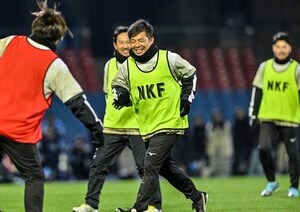 「これだけで泣ける」「尊い…」鹿島の新指揮官・鬼木監督の川崎の歴代名選手による「奪い合いハグ姿」がファンの心を掴む！「いかに鬼さんが慕われているか分かる」と退任を惜しむ声の画像