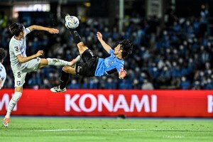 川崎フロンターレ・家長が「芸術的バイシクル」で「叙々苑お食事券10万円」ゲット！ Wの喜びも試合後は「感情を封じた通常スタイル」【画像】の画像