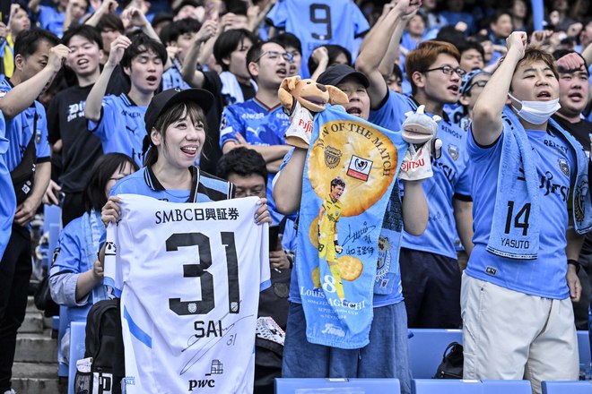 【サポーターアルバム】完封勝利後に笑顔＆万歳見せた「川崎フロンターレの試合後のサポーター写真83枚」！ ホーム連勝を熱狂的サポート「川崎フロンターレーセレッソ大阪」の画像010