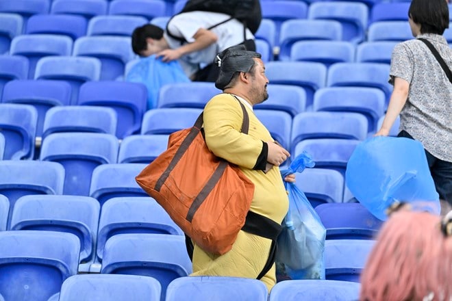 「さあみんな、ゴミを拾うよ！」U23サッカー日本代表のサポーターが、スペインに完敗後のスタジアムで「見せた姿＆響かせた声」……日本人らしさが詰まった誇らしき負け姿の画像001