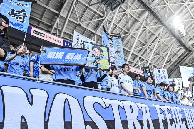 【サポーターアルバム】敵地で勝利を掴んだ川崎フロンターレのサポーター写真75枚！ 圧巻の応援で勝ち越し導く「サンフレッチェ広島ー川崎フロンターレ」の画像042