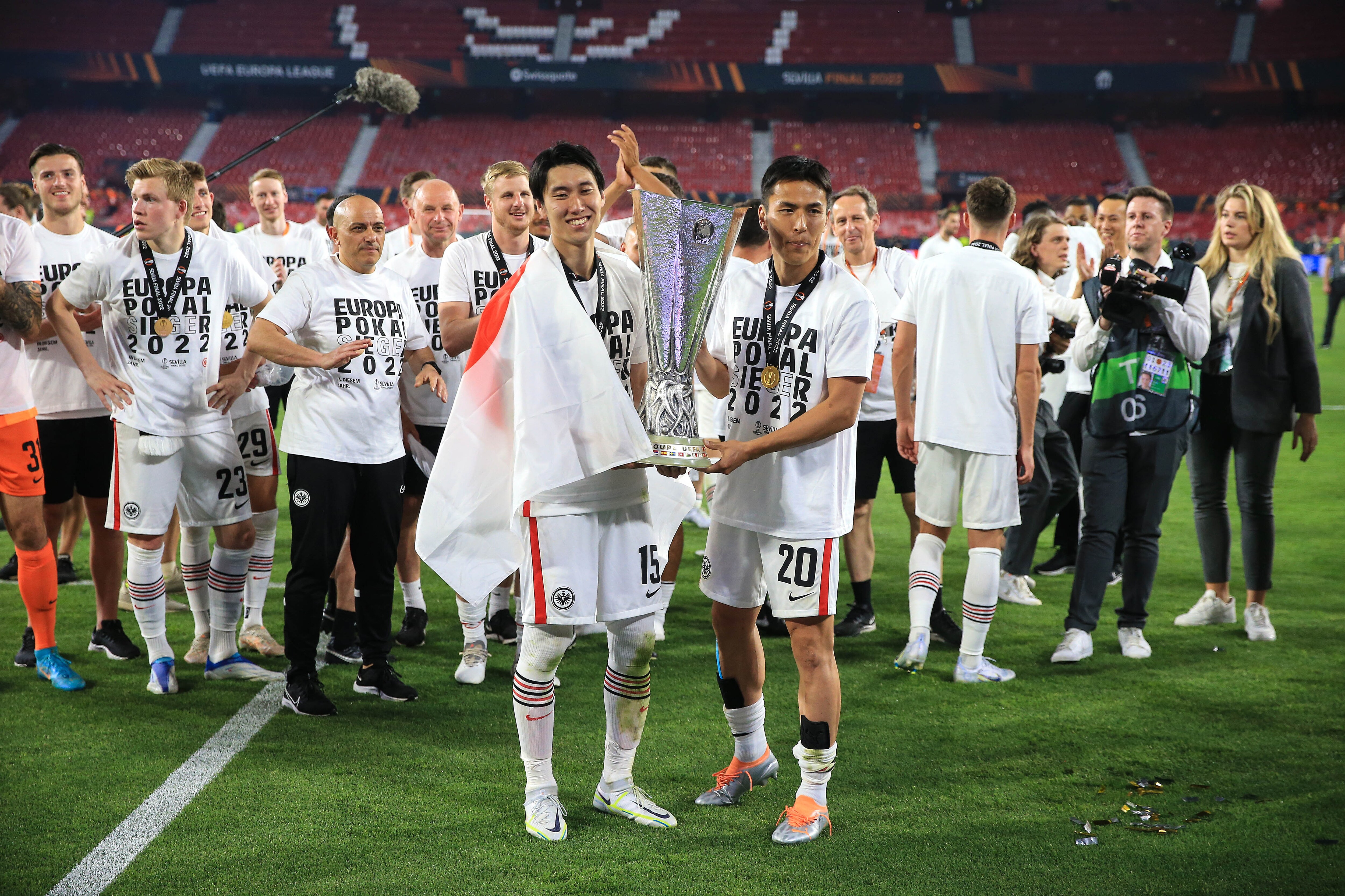 鎌田大地と長谷部誠のフランクフルトがヨーロッパリーグ 初優勝 レンジャーズとの激闘を制し 来季チャンピオンズリーグ出場権獲得 サッカー日本代表mf鎌田と長谷部の決勝での 評価 と 貢献度 は 動画 サッカー批評web