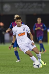 サッカーブラジル代表FWネイマールを映すカメラマンに脚光! 「至宝」のゴールを臨場感あふれるピッチレベルで堪能できる話題の｢ゴールシーン｣【動画】の画像