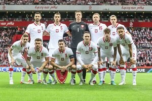 「間違いないシンプルさ」vs「契約解除」FWレバンドフスキ擁するポーランド代表の「新ユニフォーム」発表！ 国民の評価は半々の、シンプルデザインの画像
