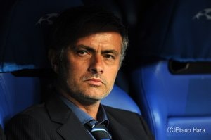 女の子には優しく、気づかない子には耳たぶをつまんで…還暦を迎えたローマのモウリーニョ監督の茶目っ気たっぷり動画に「だから彼はスペシャル・ワン」！ 「モウさんほんま好き」と世界中から称賛の声の画像