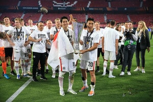 鎌田大地と長谷部誠のフランクフルトがヨーロッパリーグ｢初優勝｣!!レンジャーズとの激闘を制し｢来季チャンピオンズリーグ出場権獲得｣!サッカー日本代表MF鎌田と長谷部の決勝での｢評価｣と｢貢献度｣は?【動画】の画像