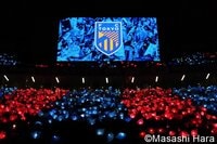 ｢凄い時代になったな｣FC東京と世界的ガールズグループがまさかのコラボ！ユニフォーム風シャツに｢めっちゃインテルマイアミww｣｢ユベントスみたいで好きな配色｣