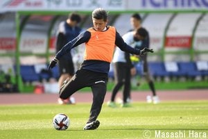 【ルヴァン杯】「1967年生まれ三浦知良」と「2000年生まれ根本凌」　湘南対横浜FCの画像