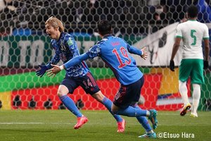 長友佑都「批判は自分にとってガソリンであって、必要なものなのだ」原悦生PHOTOギャラリー「サッカー遠近」【サッカーカタールワールドカップアジア最終予選　日本代表ｖｓサウジアラビア代表】の画像