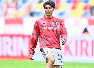 「ギャップ萌えすぎる」田中碧の読書姿に、「本業がモデルかサッカー選手か分からない位に素敵です」とファン歓喜！ リラックスショットを公開の画像