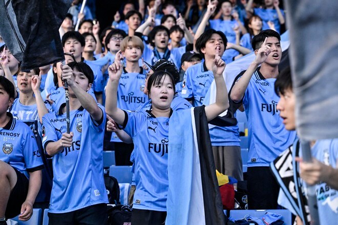 【サポーターアルバム】平日ナイターの試合前から駆け付けた川崎フロンターレのサポーター写真84枚！ 夕日に照らされながらの等々力ショット「川崎フロンターレー横浜FC」の画像038