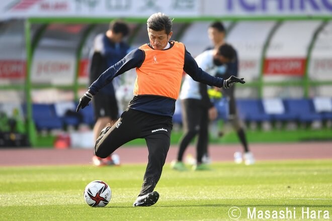 【ルヴァン杯】「1967年生まれ三浦知良」と「2000年生まれ根本凌」 湘南対横浜FCの画像
