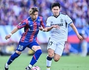 「こんなん笑うわ」「アメフトやってる」G大阪ウェルトンの連続なぎ倒し“重戦車ドリブル”が話題沸騰！「何回見てもおもろい」「もっかい吹っ飛ばすとこで絶対笑う」の声の画像