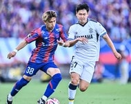 「シュール過ぎるw」「やっぱりJ2は魔境」J2首位・清水を“ニーブラ撃破”した愛媛のキックオフ前の光景が話題!「この絵面も濃いw」「ニーブラされたら勝てねぇよ」の声の画像