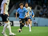 ｢勝利の女神｣柳原可奈子が娘たちと鹿島ユニ姿で“タオルぶん回し”Jリーグ観戦！｢今シーズン鹿島強すぎん？｣の画像