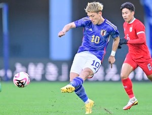 【堂安律がリベンジのアジアカップ前に見せた新たな選択肢(2)】目指すは2004年大会MVPの中村俊輔という絶対的エース……2度目の参戦で堂安に求められるタスクとはの画像